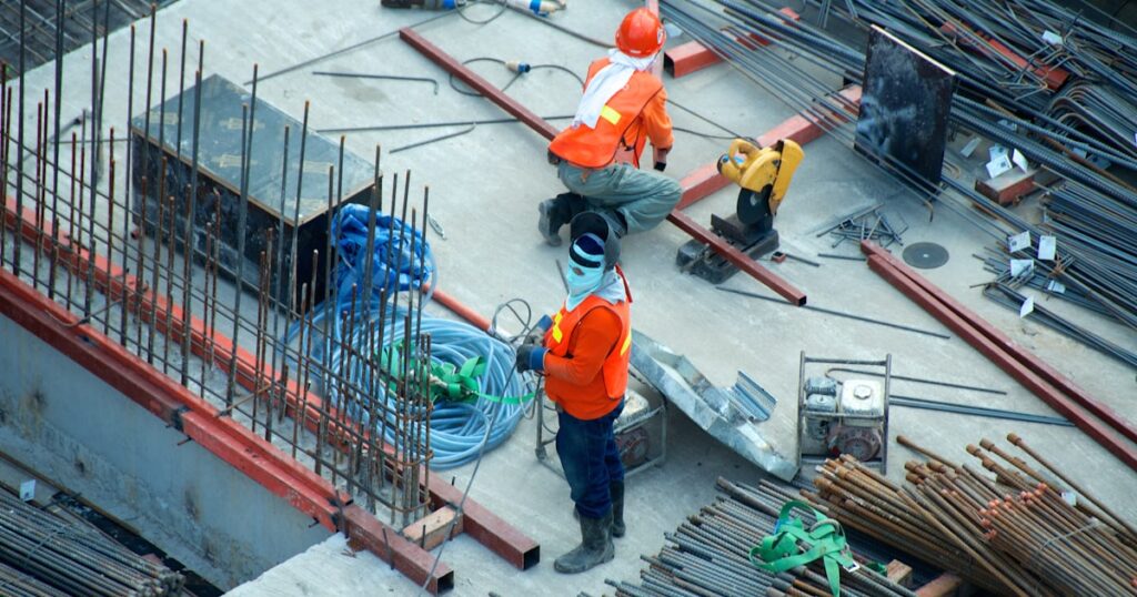 税理士が解説|板金・屋根工事業:開業時の税務手続きと届出一覧
