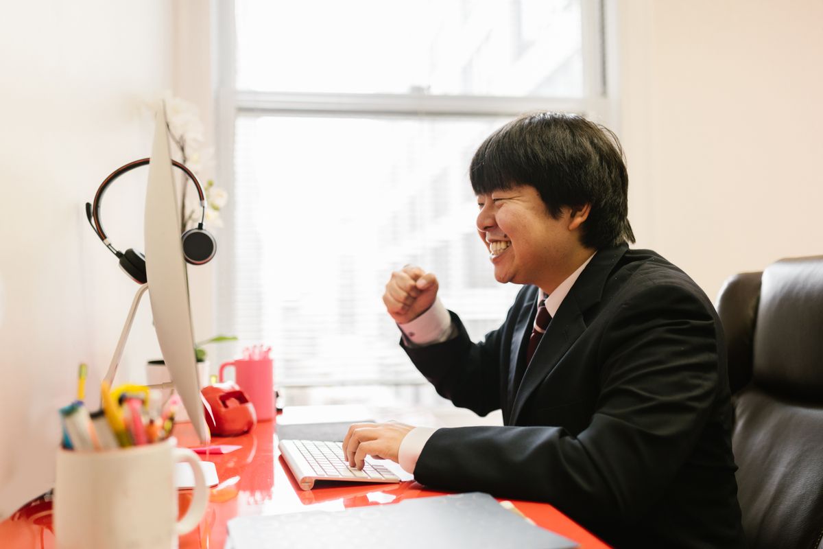 事務所で打ち合わせをしている様子